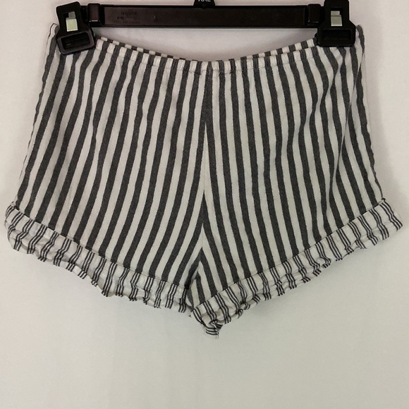 Victoria’s Secret Gray and White with Silver Thread Shorts Size S - Picture 2 of 4